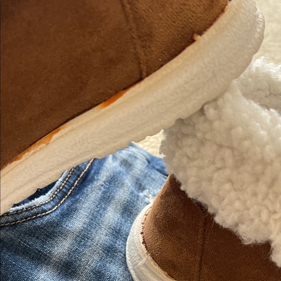 Gypsy Jazz Brown Ankle Boots with White Fur Lining - Picture 11 of 14